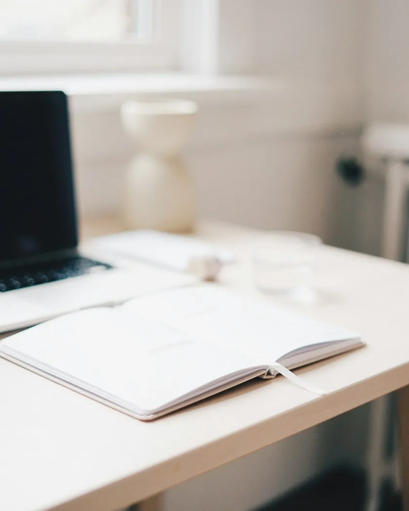 Arbeitsplatz — Laptop und Notizbuch (Symbolbild, Unsplash)